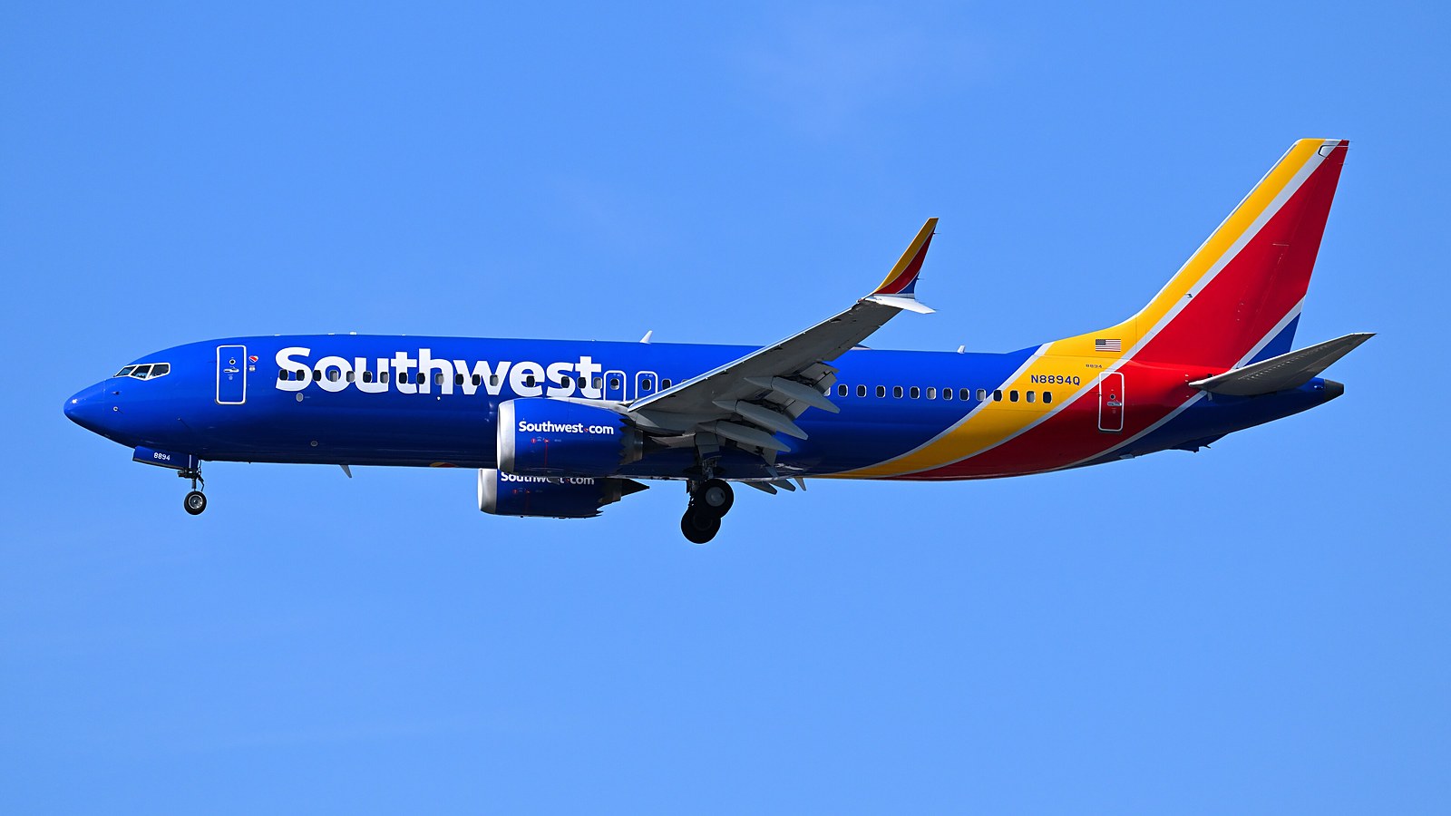 Boeing flags a 737 Max software glitch that can drop automated vertical navigation during go-arounds — no big US airline flies the affected versions, but the Max 7 and Max 10 were built on them