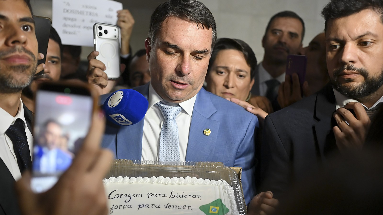 Brazil election: Flávio Bolsonaro beats the polls with 47% to Lula's 45.2% and forces an October 25 runoff — after final surveys had the president three points ahead
