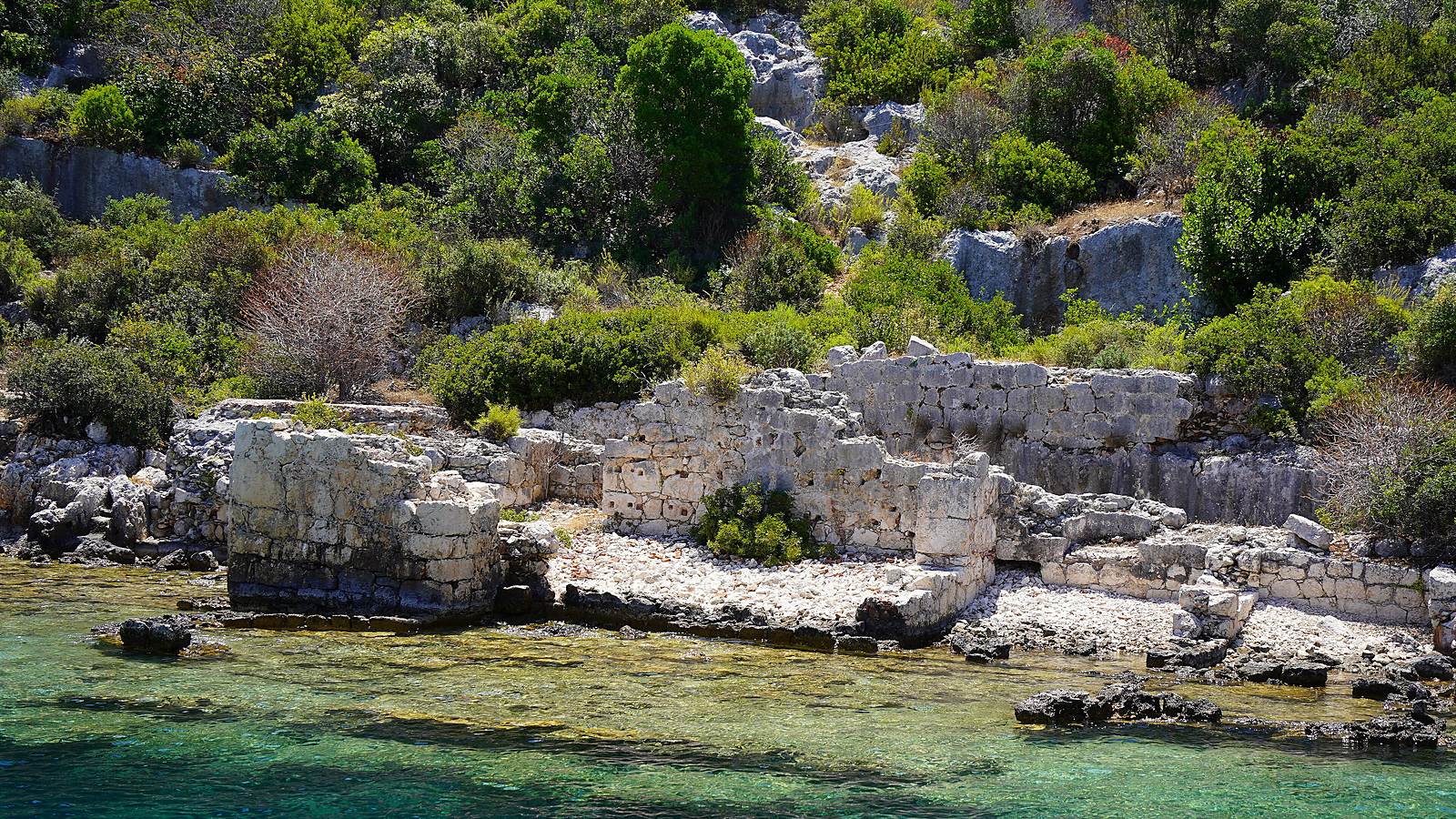 World's oldest shipwreck found off Turkey's Kekova Island: amphorae dated to 4,400–4,700 years ago, from the age of Egypt's pyramids, with no wood left to carbon-date
