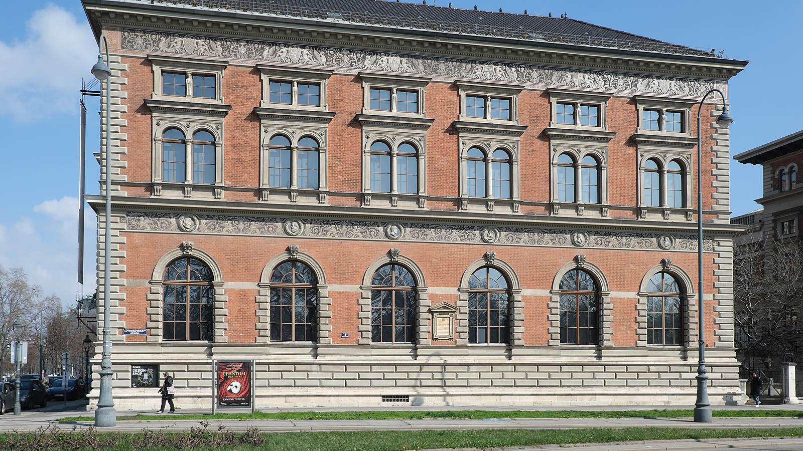 Two men with tickets and a hammer stole an Egyptian queen's 673-diamond necklace from a Vienna museum in broad daylight — the latest in Europe's museum crime wave